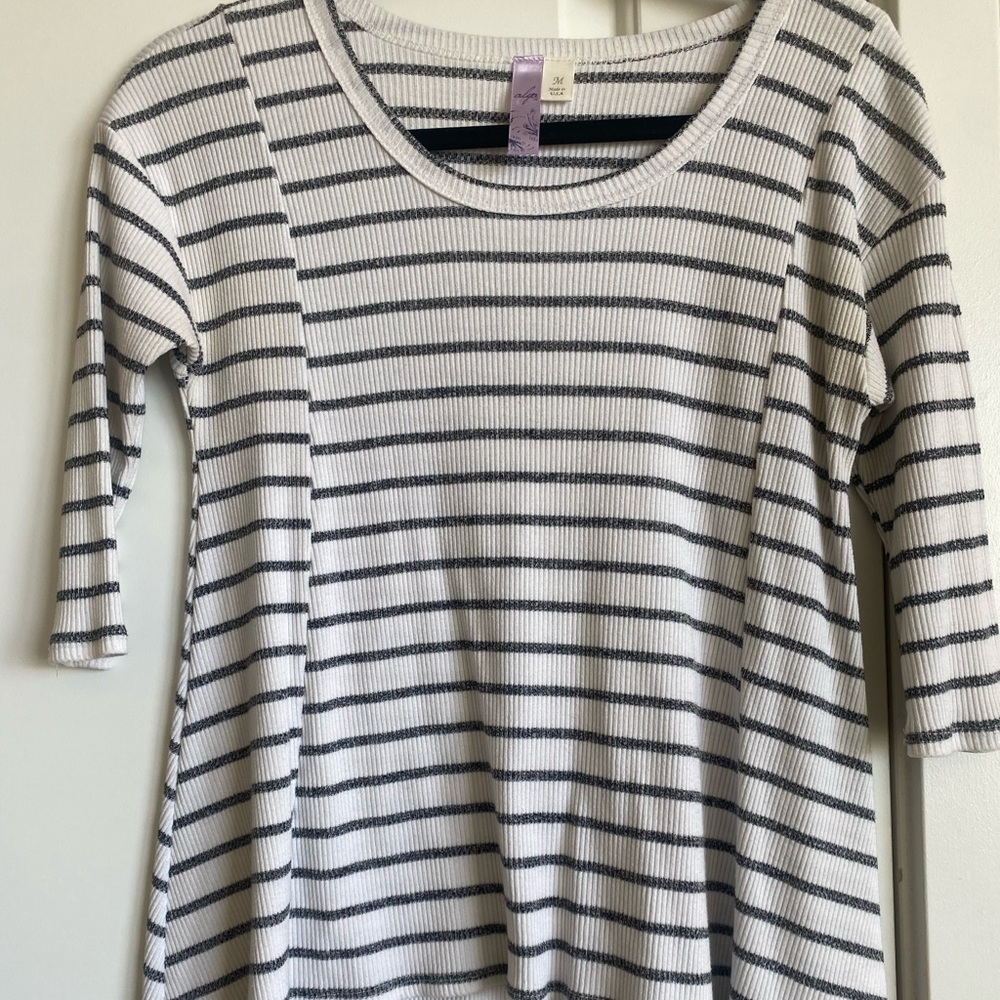 Alyssa - Francescas black and white mid sleeves w/ slits